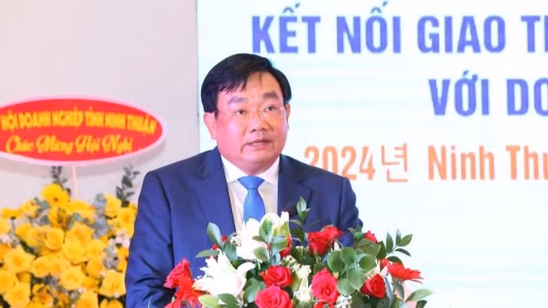 Le vice-président du comité populaire de la province de Ninh Thuan, Trinh Minh Hoang, prend la parole lors de la conférence. Photo : NDEL.