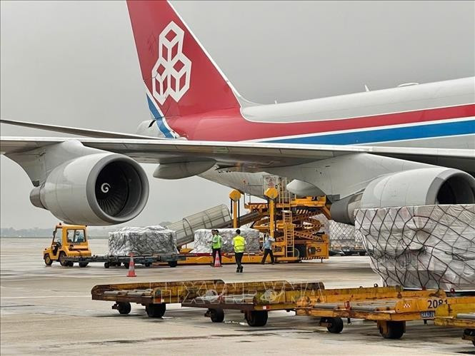 Des dons accordés par Samaritan's Purse et le gouvernement suisse pour les provinces de Yen Bai, Lao Cai et Cao Bang ravagées par le typhon Yagi et ses impacts, arrivent à l'aéroport de Noi Bai (Hanoï), le 16 septembre 2024. Photo : VNA.