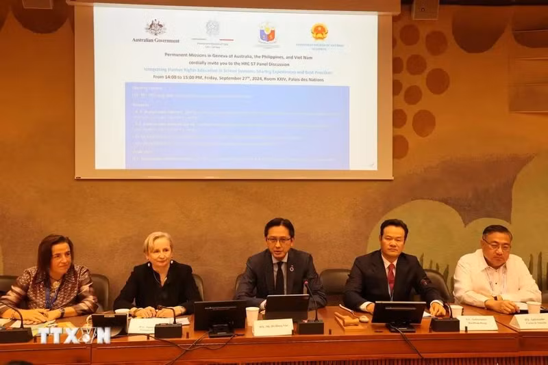 Le vice-ministre vietnamien des Affaires étrangères Do Hung Viet (au centre) lors du séminaire international sur l'intégration de l'éducation aux droits de l'homme. Photo : VNA