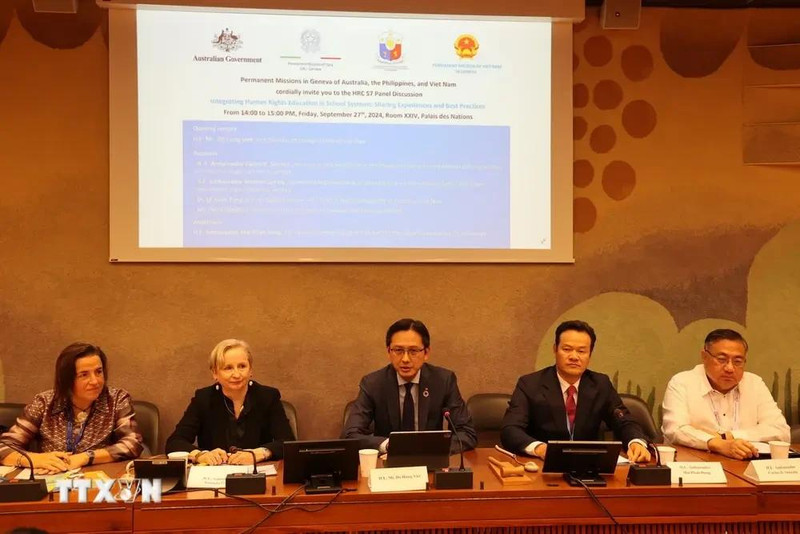 Le vice-ministre vietnamien des Affaires étrangères Do Hung Viet (au centre) lors du séminaire international sur l'intégration de l'éducation aux droits de l'homme. Photo : VNA