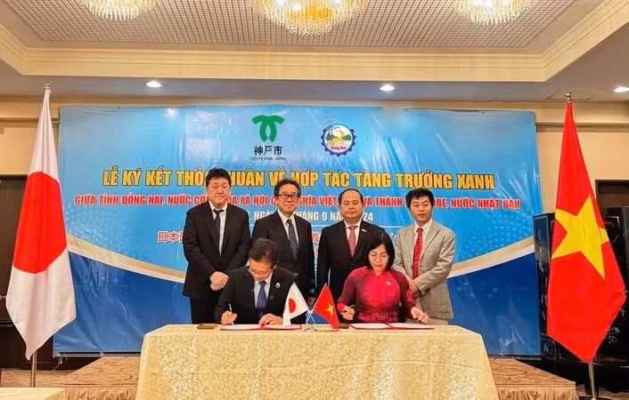 Les dirigeants du Comité populaire de la province de Dong Nai et du gouvernement de la ville de Kobe ont signé un accord de coopération sur la croissance verte.