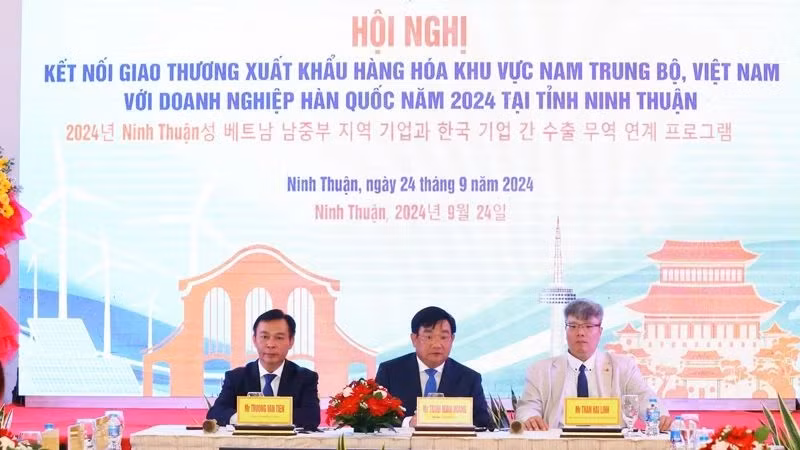 Les dirigeants du Comité populaire de la province de Ninh Thuan et de l’Association des hommes d’affaires et des investisseurs Vietnam-Corée (VKBIA) ont présidé la conférence. Photo : NDEL.