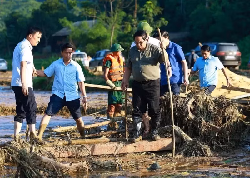 Le Premier ministre Pham Minh Chinh (droite) supervise les efforts de recherche des victimes du glissement de terrain dans le hameau de Làng Nu. Photo : VNA.