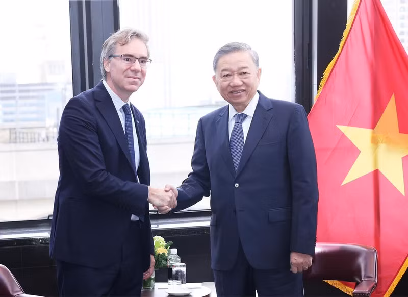Le secrétaire général et président Tô Lâm (droite) déclare au vice-président exécutif d’AES, Juan Ignacio Rubiolo, que le Vietnam encourage les investisseurs étrangers, en particulier dans les projets de transition énergétique. Photo : VNA/CVN. 