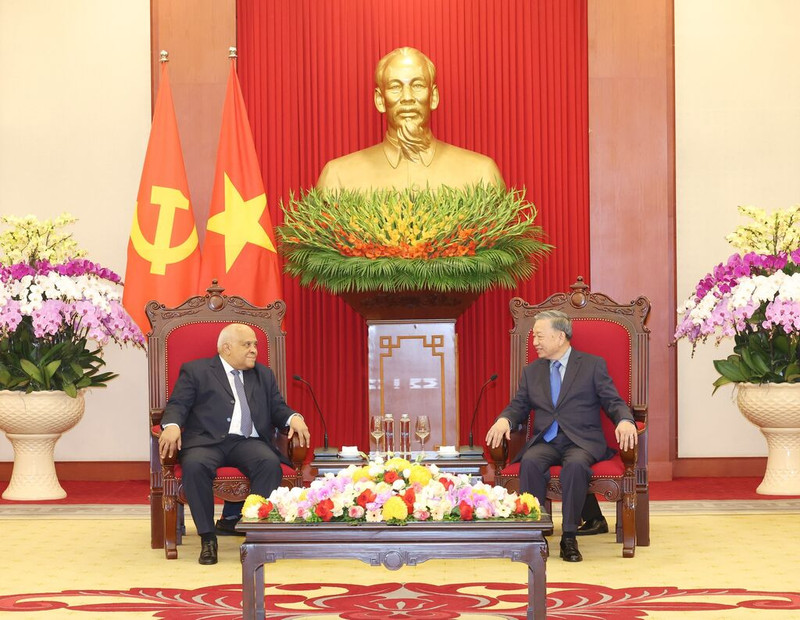 Le secrétaire général du Parti communiste du Vietnam et président de la République, Tô Lâm (droite), reçoit l’ambassadeur de Cuba au Vietnam, Orlando Nicolas Hernandez Guillen. Photo : VNA.