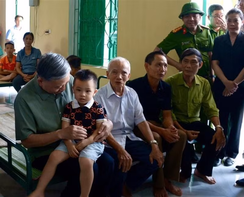 Le secrétaire général du Parti et président de la République, Tô Lâm (gauche), vient rencontrer des habitants du hameau de Phu Tho 1, commune de Truong Sinh, district de Son Duong, province de Tuyên Quang. Photos : VNA/CVN.