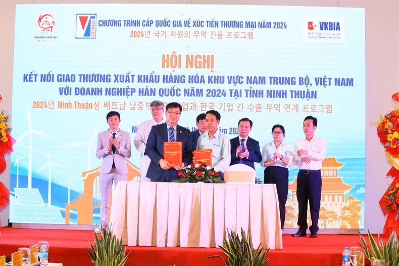 Les entreprises sud-coréennes et celles de Ninh Thuan signent des accords de coopération commerciale lors de la conférence. Photo : NDEL.