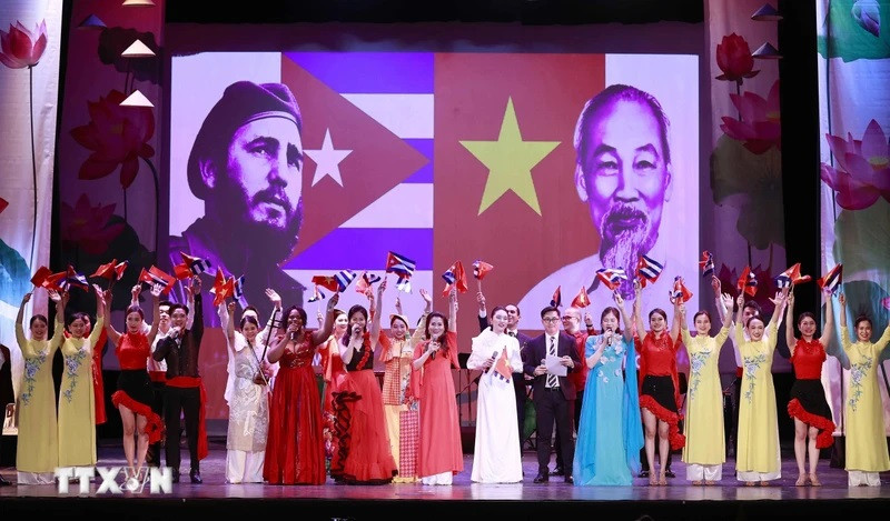 Une performance artistique intitulée « Vietnam-Cuba : des empreintes historiques », en avril 2023. Photo : VNA. 