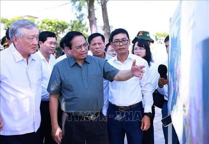 Le Premier ministre Pham Minh Chnh inspecte des projets importants à Dà Nang. Photo : VNA.