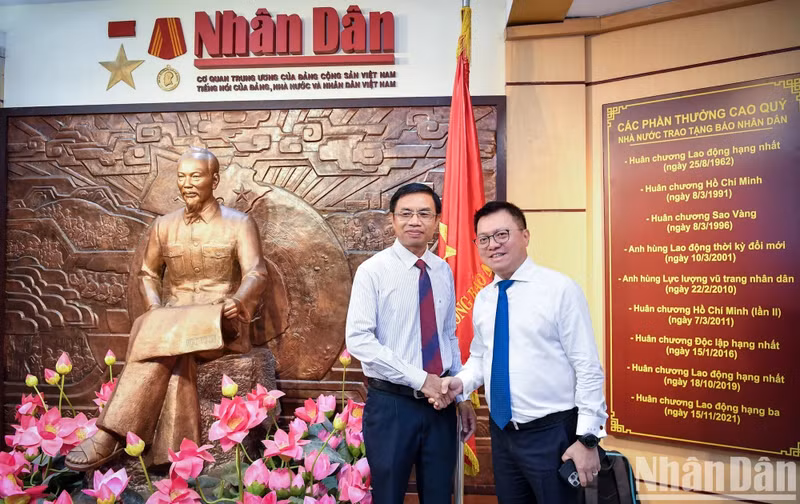 Le Quoc Minh et Syvanh Homsayadeth à la Maison d’exposition de Nhan Dan. Photo : Thanh Dat.