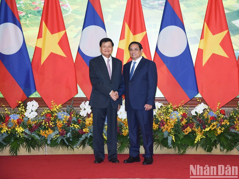 Le Premier ministre Pham Minh Chinh (à droite) et le secrétaire général du Parti populaire révolutionnaire du Laos et président du Laos, Thongloun Sisoulith. 