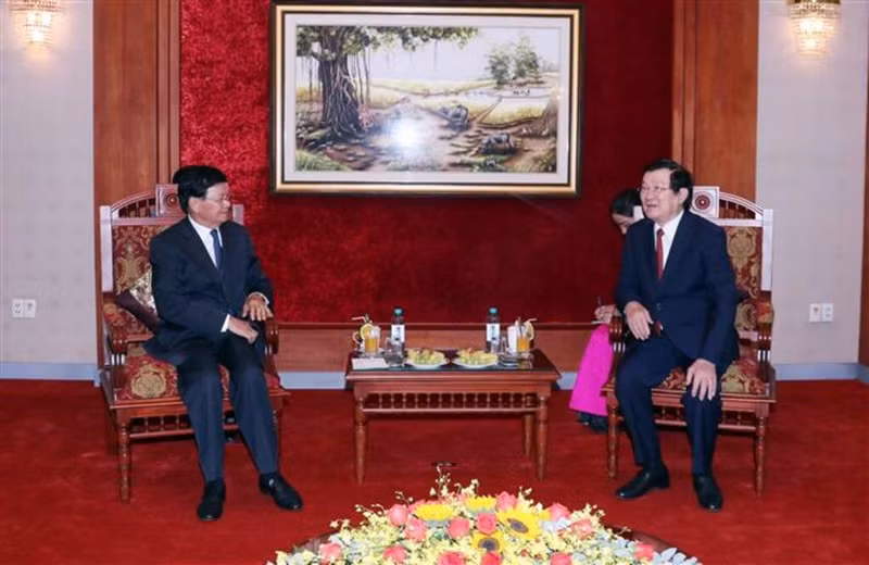 Thongloun Sisoulith (gauche) et l'ancien président vietnamien Truong Tân Sang. Photo : VNA.