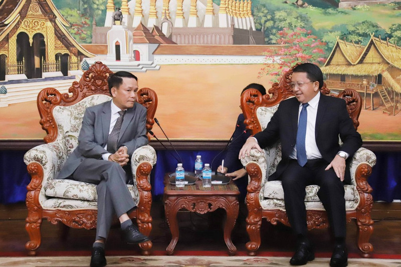Le vice-ministre lao de l’Information, de la Culture et du Tourisme Vansy Kuamua (à droite) et le vice-président permanent de l’Association des journalistes vietnamiens (AJV), Nguyên Duc Loi. Photo : VNA