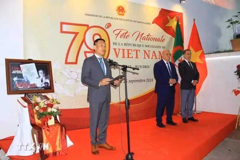 L'ambassadeur du Vietnam en Algérie, Tran Quoc Khanh, s'exprime lors de la célébration. Photo : VNA