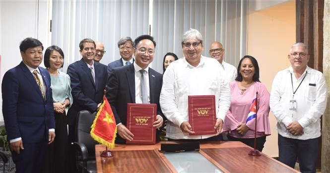 VOV signe un accord de coopération avec l'Institut cubain d'information et de communication sociale. Photo : VNA.