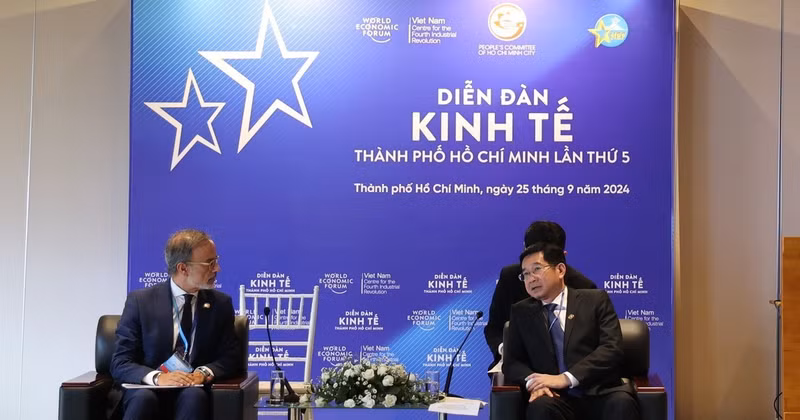 Le vice-président du Comité populaire de Hô Chi Minh-Ville, Duong Ngoc Hai (à droite) et le maire adjoint de Porto, Ricardo Valente. Photo : VNA