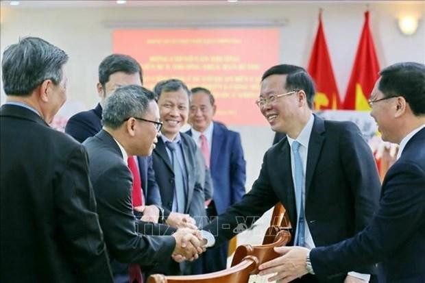 Le membre du Bureau politique et membre permanent du secrétariat du Comité central du PCV Vo Van Thuong lors de sa rencontre avec le personnel de l’ambassade du Vietnam au Cambodge. Photo : VNA
