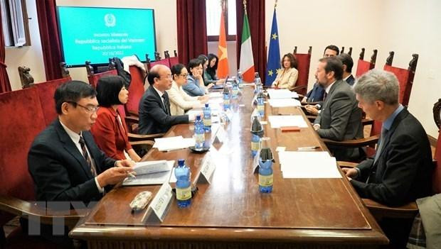La délégation vietnamienne travaille avec le Conseil supérieur de la magistrature. Photo: VNA