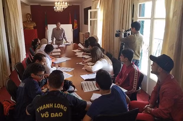 Apprenants de vietnamien en Algérie. Photo : VNA.