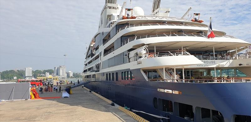 Le Lapérouse accoste au port de croisière international d’Ha Long le 13 octobre. Photo : laodong.