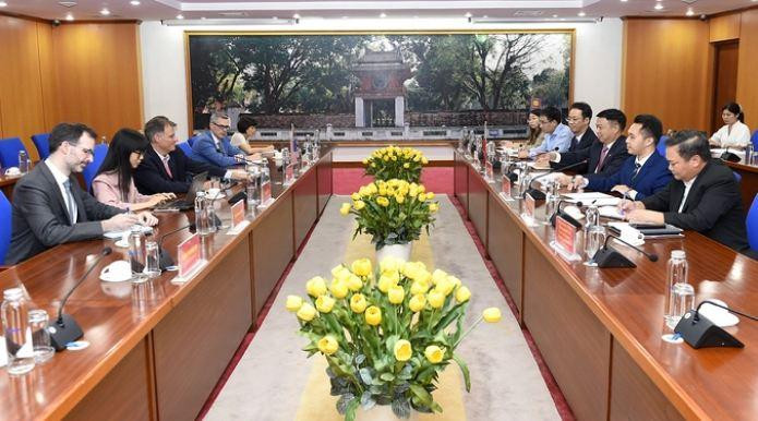 Rencontre entre le vice-ministre vietnamien des Finances, Nguyên Duc Chi, et le sous-secrétaire adjoint américain au Trésor pour l’Asie, Robert Kaproth. Photo : taichinhdoanhnghiep.