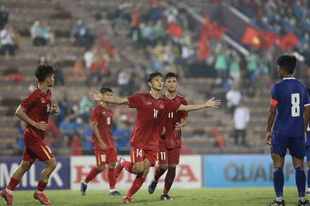 Huynh Van Danh (n°14) fête son but lors d'un match du Groupe F contre le Népal lors des éliminatoires de la Coupe d'Asie des moins de 17 ans de l'AFC 2023 au stade de Viet Tri, le 7 octobre. Photo : VNA