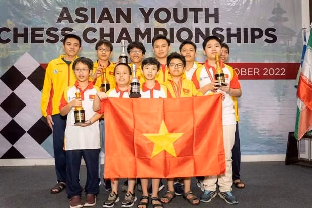 Des membres de l'équipe vietnamienne aux Championnats d'Asie d'échecs de la Jeunesse 2022. Photo: thanhnien.vn