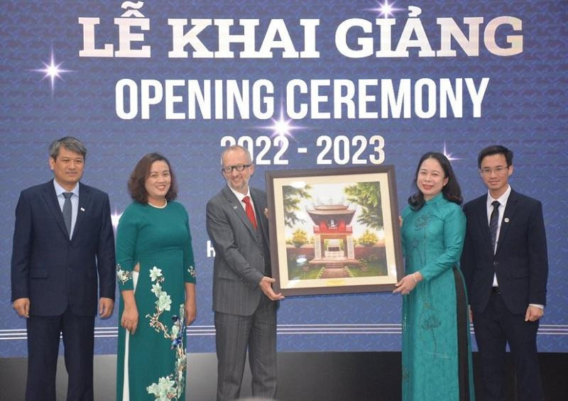 Le Vice-Président vietnamienne, Vo Thi Anh Xuân, remet un cadeau à l'USTH. Photo : VGP.