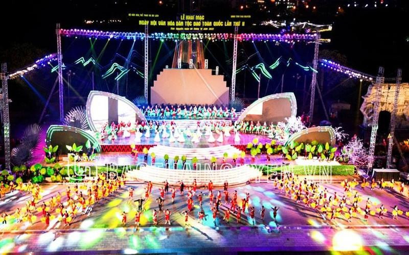 Un numéro artistique lors de la cérémonie d'ouverture du festival. Photo : baothainguyen.vn 