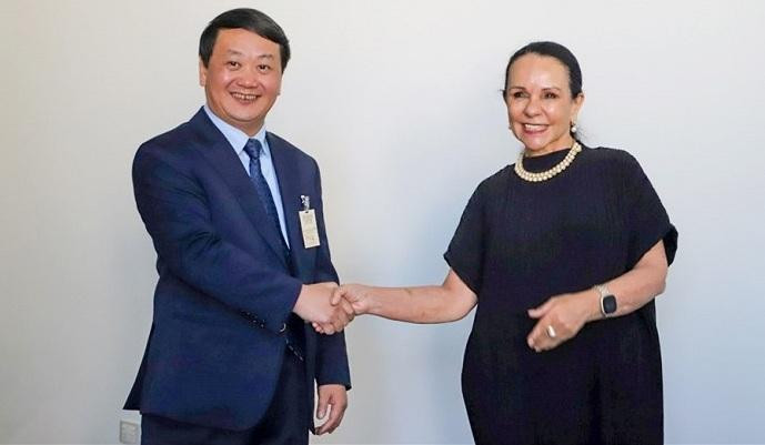Le ministre, président du Comité pour les affaires des minorités ethniques Hâu A Lênh et la ministre des Australiens indigènes Linda Burney. Photo : VOV.