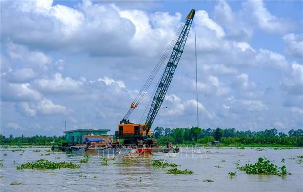L'extraction du sable dans la rivière Hâu. Photo : VNA
