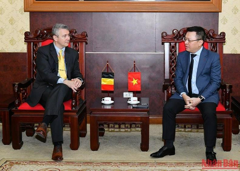 Le rédacteur en chef du Journal Nhân Dân, Lê Quôc Minh (à droite), reçoit l'ambassadeur de Belgique au Vietnam, Karl Hendrik Margareta Van Den Bossche. Photo : NDEL. 