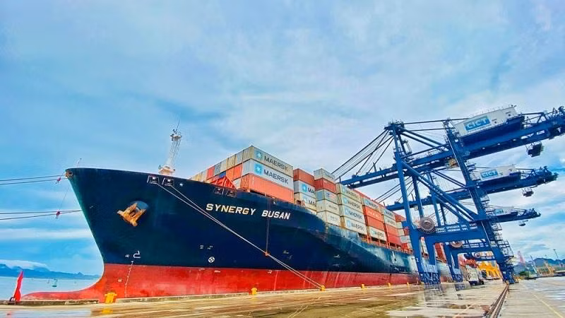 Le navire SYNERGY BUSAN, battant pavillon des Îles Marshall, a jeté l'ancre au terminal international de conteneurs de Cai Lân. Photo : congthuong