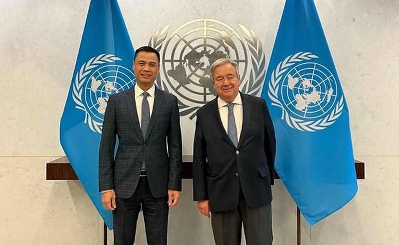Le secrétaire général de l'ONU António Guterres (à droite) reçoit l'ambassadeur Dang Hoang Giang. Photo : VNA 