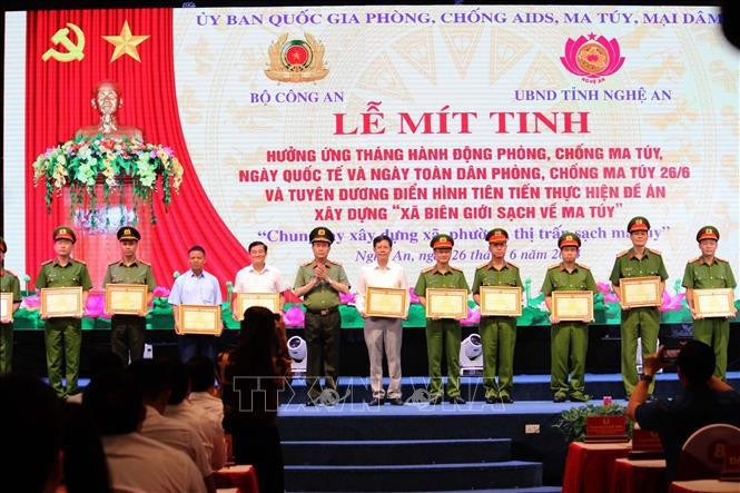 De nombreux groupes et individus de la province de Nghe An reçoivent des satisfecit du ministère de la Sécurité publique et du président du Comité populaire provincial de Nghe An pour leurs réalisations exceptionnelles dans la mise en œuvre et le développement du projet de construction « Communes frontalières sans drogue ». Photo : VNA.