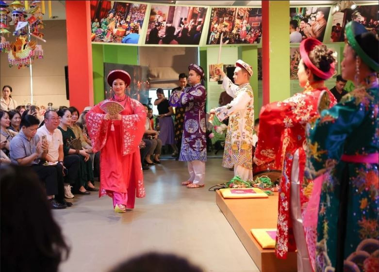 Défilé des costumes des médiums. Photo : VNA.