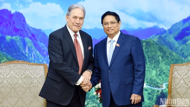 Le Premier ministre Pham Minh Chinh (droite) et le vice-Premier ministre et ministre néo-zélandais des Affaires étrangères Winston Peters. Photo : NDEL.