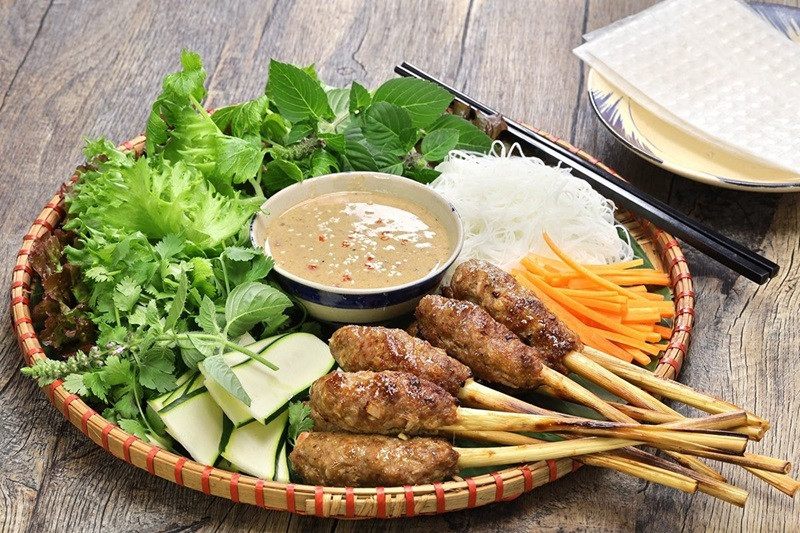 Le Nem lụi est classé par TasteAtlas comme l’un des plats de viande les plus délicieux au monde. Photo : TITC.