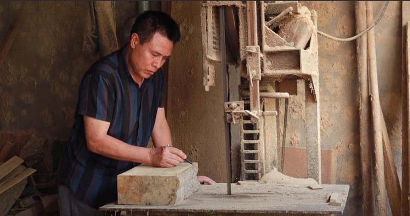 Phi partage que pour créer une bonne marionnette sur l’eau, la condition préalable est que l’artisan doit avoir une véritable passion. Photo : VOV.