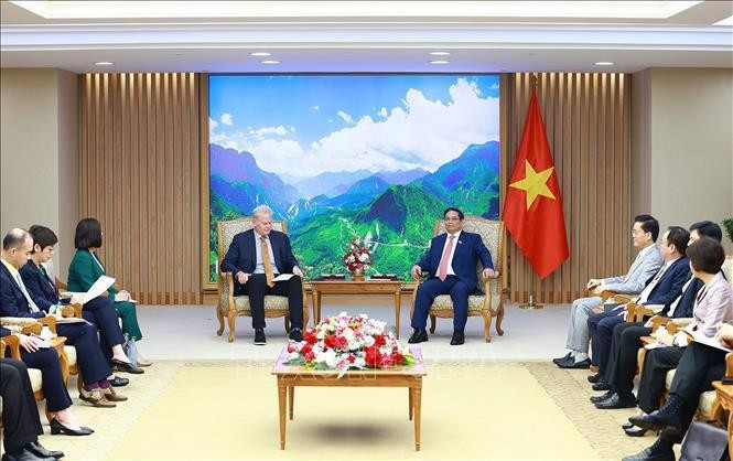 Le Premier ministre Pham Minh Chinh (droite) et Richard W. Smith, PDG du groupe FedEx Express. Photo : VNA.