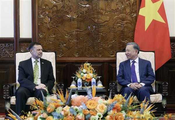 Le président To Lam (droite) et l'ambassadeur d'Australie au Vietnam Andrew Goledzinowski. Photo : VNA