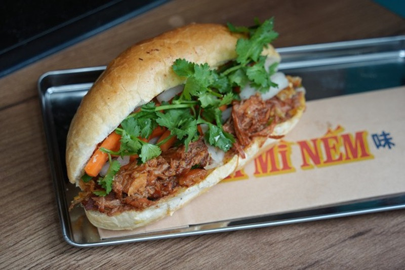 Le Bánh mì au porc braisé de Bánh Mì Nếm est généreusement garni de viande et de coriandre. Photo : SCMP.