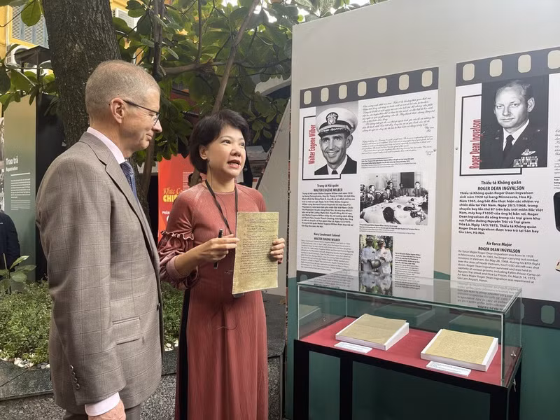 Thomas Eugene Wilber, fils du lieutenant-colonel de la marine Walter Eugene Wilber, lors de l’inauguration de l’exposition « Les Gammes de la Guerre » en décembre 2023.