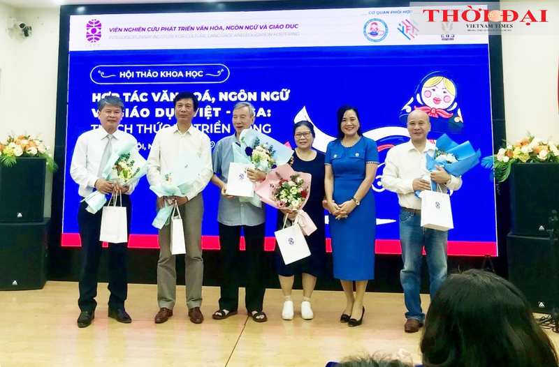 La directrice du CLEF, Ngo Minh Thuy (deuxième à droite), a offert des fleurs aux intervenants. Photo : thoidai.com.vn 