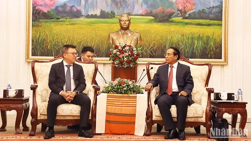 Bounthong Chitmany (à droite), permanent du Secrétariat du Comité central du LPRP et vice-président du Laos, reçoit Le Quoc Minh, rédacteur en chef du journal Nhan dan, vice-président de la Commission de la Propagande et l’Éducation du Comité central du PCV et président de l’Association des journalistes vietnamiens, à Vientiane le 7 juin. Photo : NDEL.