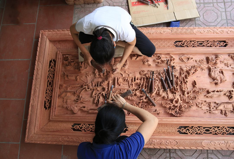 Fabrication de produits du bois au village artisanal de Thiêt Ung (commune de Vân Hà, district de Dông Anh). Photo : HNM