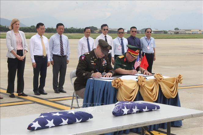Cérémonie de rapatriement des restes de soldats américains portés disparus pendant la guerre du Vietnam (MIA) à l’aéroport international de Da Nang (Centre). Photo : VNA.