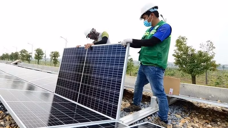 Installation de panneaux solaires sur le toit de l'usine d'eau de surface de la rivière Duong (Hanoï). Photo : NDEL