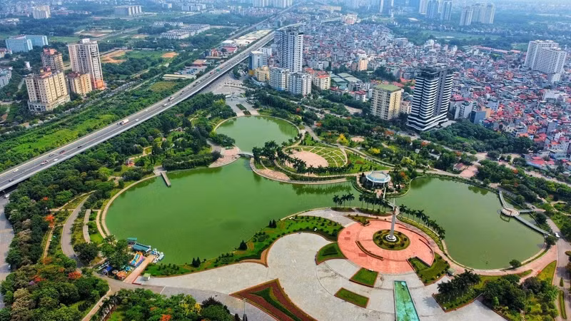 Un lac régulateur dans le parc Hoa Binh, arrondissement de Nam Tu Liem. Un lac régulateur dans le parc Hoa Binh, arrondissement de Nam Tu Liem.