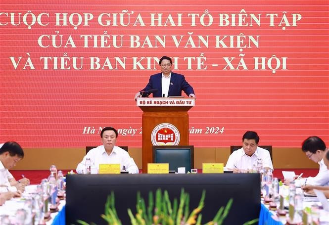 Le Premier ministre Pham Minh Chinh, chef du sous-comité socio-économique du 14e Congrès national du Parti, lors de la séance de travail. Photo : VNA.